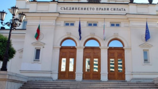 Палят "Мерцедес" и входна врата