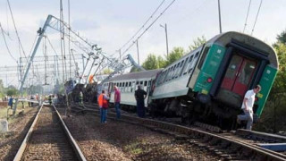 Един e загинал и 56 са ранени при дерайлирането на влак в Полша