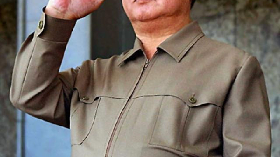 Ким Чен-ир коленичи пред Ленин | StandartNews.com
