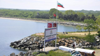 Глобяват кмет за фекалии в морето