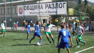 Откриха футболно игрище в училищен двор