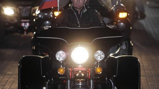 Путин яхна "Харли" на рокерски събор