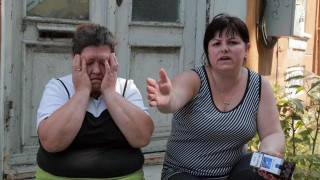 Къща изгоря до основи, втора остана без покрив