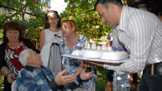 Дядото на Нина и Зуека чукна 100