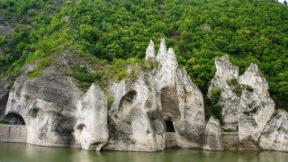 Мъж потъна с колата си в язовир