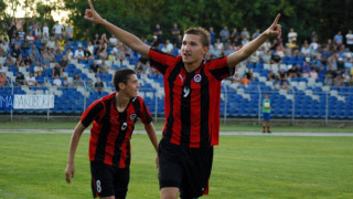 "Локо" (Сф) - "Светкавица" подновяват първенството