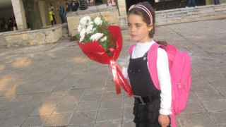 Докторът-спасител на Памела от Кула я заведе в първи клас
