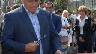 Бойко открива път и детска градина