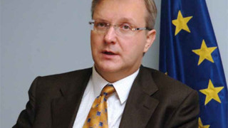 Оли Рен: Европа няма да допусне фалит на Гърция