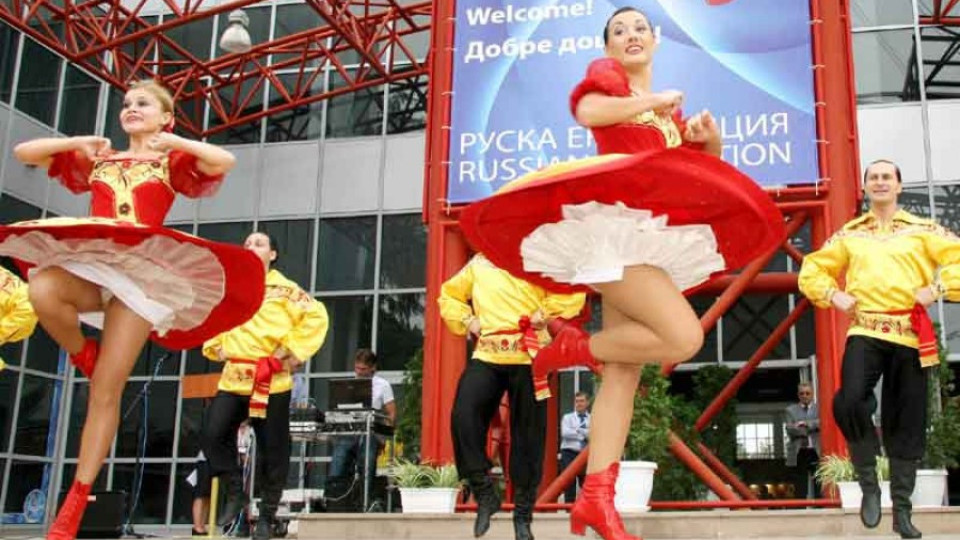 Посрещнаха Бойко с руски танци на панаира | StandartNews.com