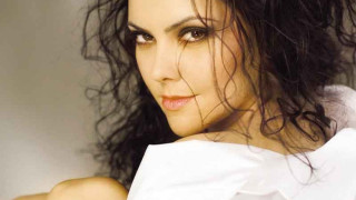 Светла Иванова вади книга и албум, докато чака момиче