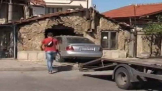 Кола влетя в къща в Дупница