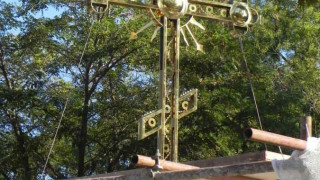 В Созопол пристигна 3-метровият златен кръст 