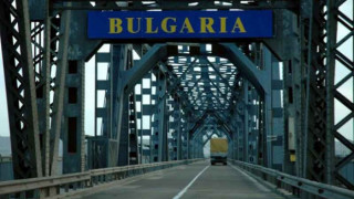 Пълнят кораб с контрабандно гориво