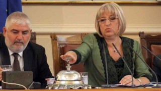 Ученици аплодираха Цачева в пленарна зала