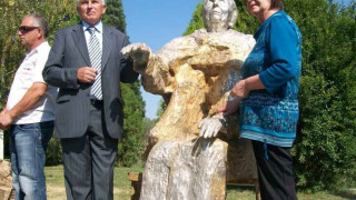 Сълзи, цветя и паметник за Ванга
