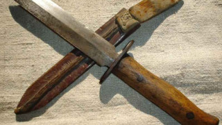 Циганка кълне социални, вади им нож