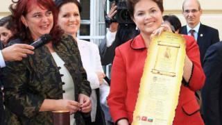 Тийнейджърки припадат от вълнение за Дилма