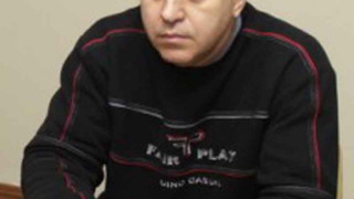 Доктор раздава ваксина срещу глас