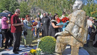 Братушки на опашка за паметника на Ванга