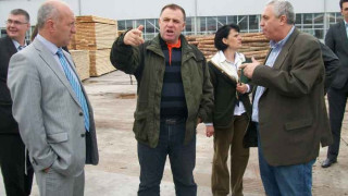 Министър провери камион с дърва
