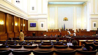 Опозицията скочи за затворения парламент