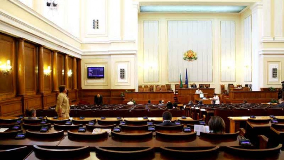 Опозицията скочи за затворения парламент | StandartNews.com
