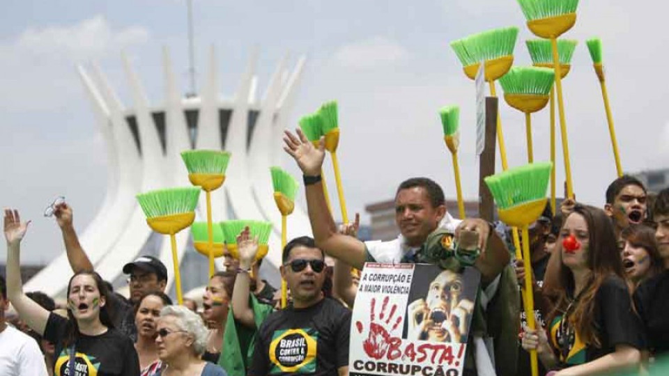 Обсадиха двореца на Дилма в Бразилия | StandartNews.com