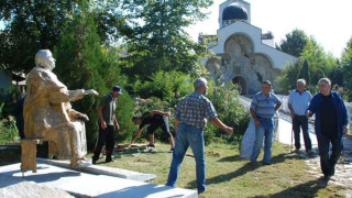 Хиляди миряни почитат Света Петка в църквата на Ванга