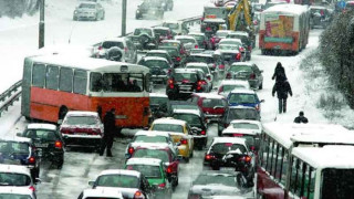 Сняг и верижна катастрофа затвори пътя за Варна