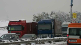 6 румънски автобуса заседнаха на Предела