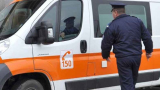 Трима в тежко състояние след катастрофа в дърво