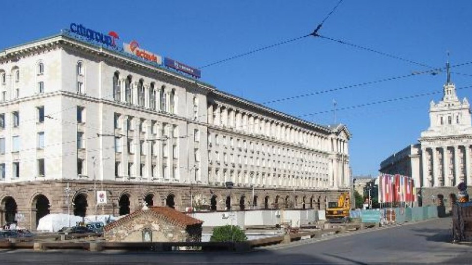 Сваленият крал пита астролози кога да си ходи | StandartNews.com