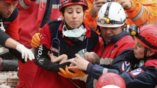 Пеленаче оцеля 48 часа след труса в Турция
