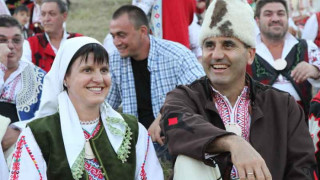 Обличат депутатите с народни носии