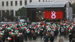 Даренията за вота: ГЕРБ с коли, за БСП - певци