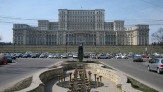 Румъния замразява заплати и пенсии