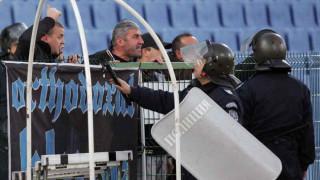Ранени полицаи и 44 арестувани след дербито