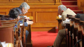 Поправят Бюджет 2012 - по-малко пари за джипитата, решават майчинските