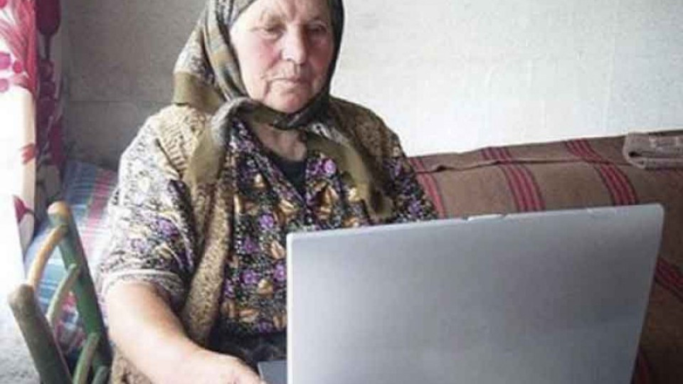 Баби и дядовци сърфират в нета  | StandartNews.com