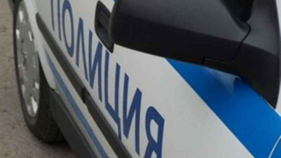 Спипаха полицаи да крадат бензин  | StandartNews.com