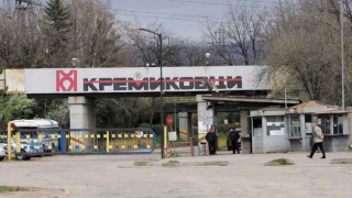 Осем пожарни гасят "Кремиковци"