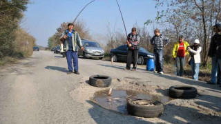 Ловят шарани в улични дупки
