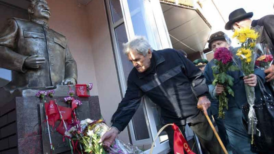 Нова статуя на Сталин вдигнаха в Украйна | StandartNews.com