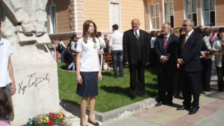 Школо завъртя три медии без цензура