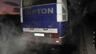 Водна помпа бълва пара в градски автобус