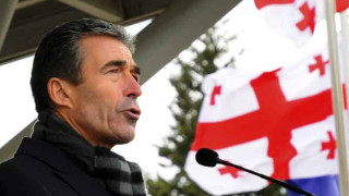 Шефът на НАТО със счупена ръка след падане от колело