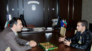Кметът на Бургас покани Рафи за новогодишния купон на площада 