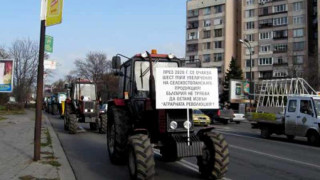 Земеделци блокират границата с техника