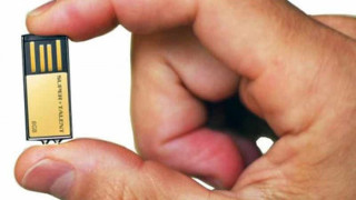 Флашки с данни от кредитни карти прибраха митничари 